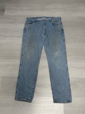 Wrangler Men's Light Blue Relaxed Straight Jeans